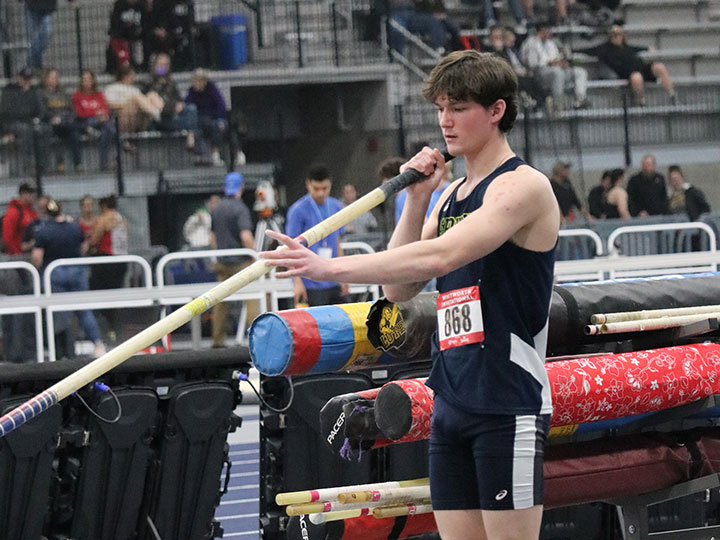 Men's track and field pole vaulting prep